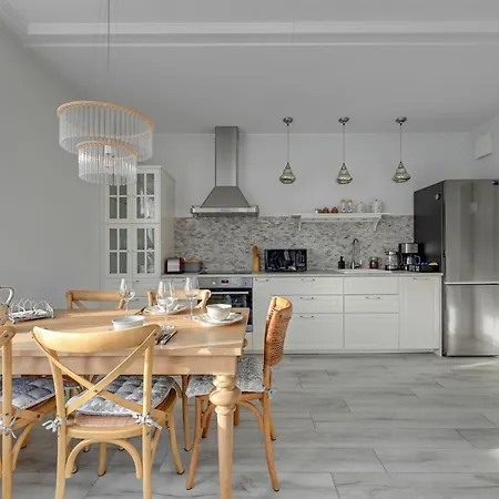 Toskania Light & Spacious Family With Parking By Lion 索波特